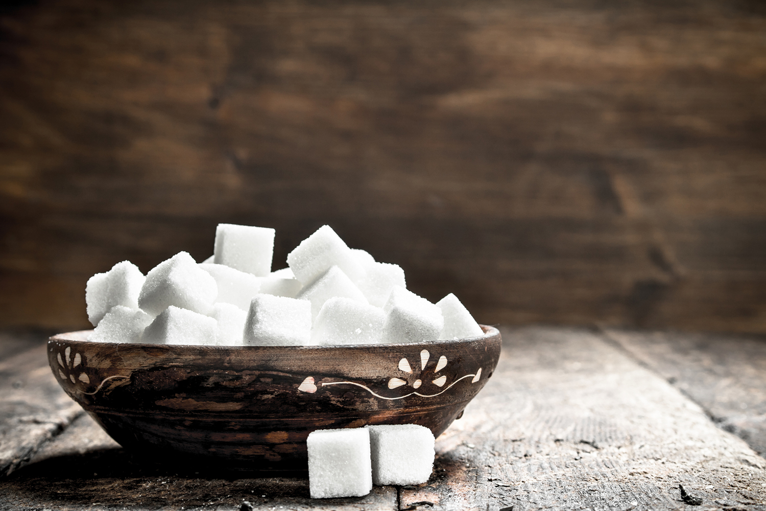 Cubes of sugarr in a bowl 