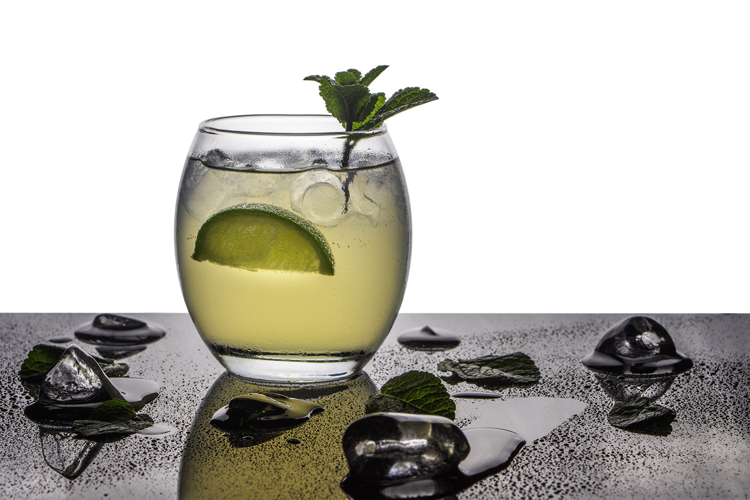 Alcohol-Free Apple Mojito a mocktail with lime and mint