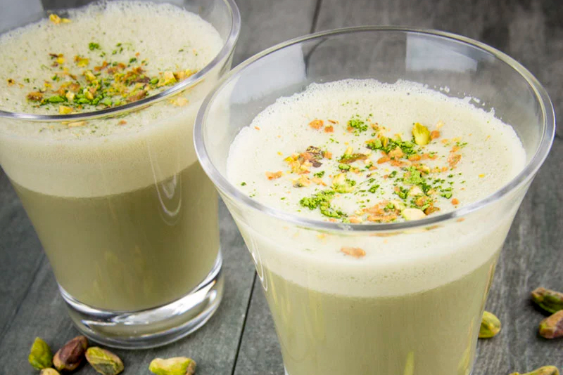 Banana, Green Tea & Pistachio Smoothie healthy smoothies in a glass