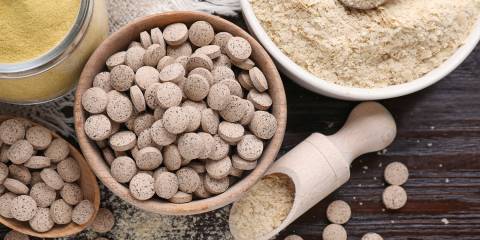 different kinds of brewer's yeast in powder and tablet forms