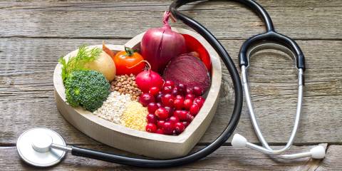 a heart-shaped plate of cholesterol-fighting foods